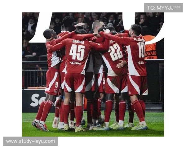 欧冠赛场惊现黑马逆袭 引发全球球迷热议与讨论